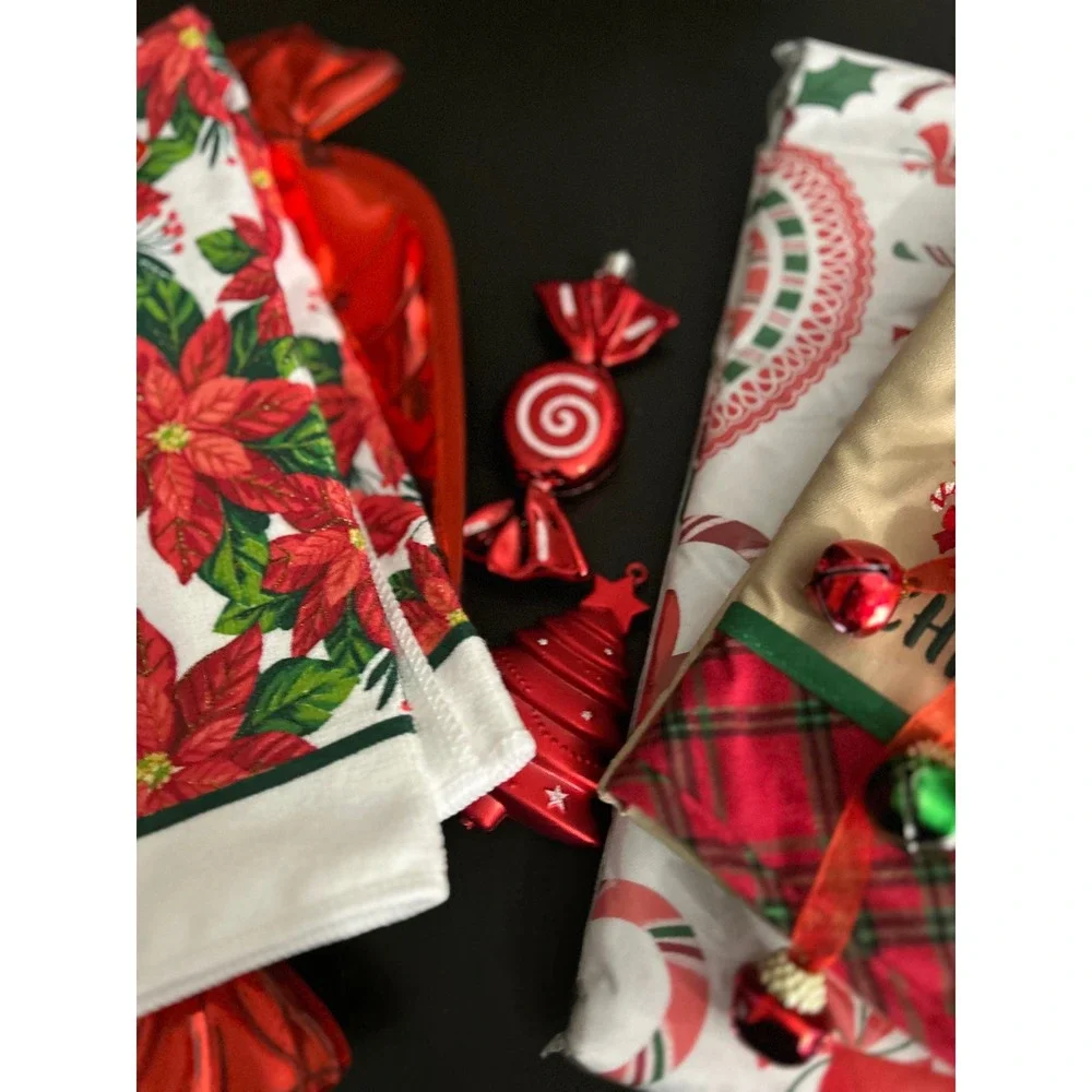 Bulk Lot Christmas Kitchen Decor Tablecloth Towel Oven Mitt Christmas House Set